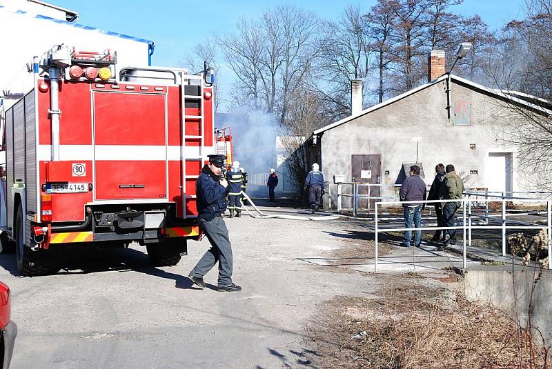 Hasiči zasahovali 23. března 2011 u požáru truhlárny poblíž Kovolisu v průmyslové zóně v Ronově nad Doubravou.