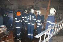 Hasiči zasahovali 23. března 2011 u požáru truhlárny poblíž Kovolisu v průmyslové zóně v Ronově nad Doubravou.
