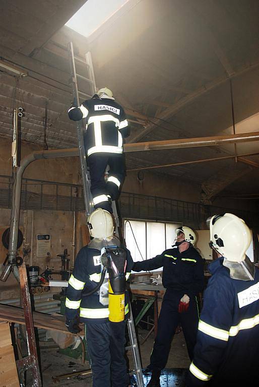 Hasiči zasahovali 23. března 2011 u požáru truhlárny poblíž Kovolisu v průmyslové zóně v Ronově nad Doubravou.