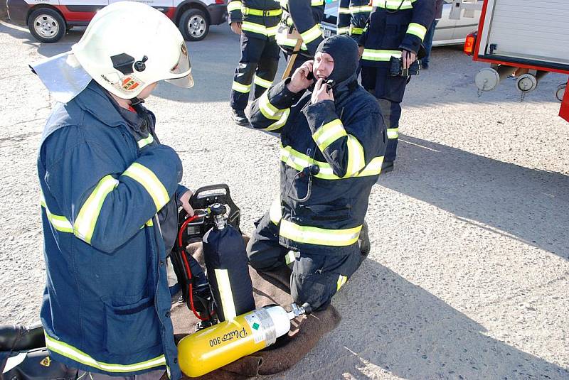 Hasiči zasahovali 23. března 2011 u požáru truhlárny poblíž Kovolisu v průmyslové zóně v Ronově nad Doubravou.