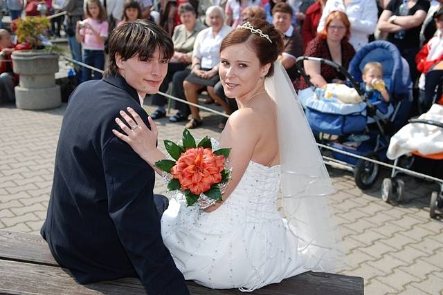SVATEBNÍ DEN. I přes datum 1. května se náměstí v Třemošnici hemžilo svatebčany.