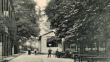 Zahradní restaurace Na Sklepích v Pardubické ulic byla zbudována r. 1864, její název má spojitost s ležáckými sklepy. Fotografie pocházejí z let 1901-2002.