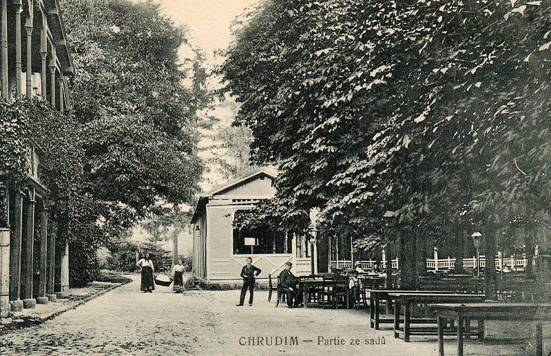 Zahradní restaurace Na Sklepích v Pardubické ulic byla zbudována r. 1864, její název má spojitost s ležáckými sklepy. Fotografie pocházejí z let 1901-2002.