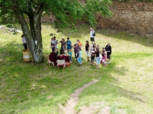 Na žumbereckém hradě a podhradí se v sobotu konal už tradiční Pohádkový les. Tentokrát s rekordní účastí dětí a rodičů.