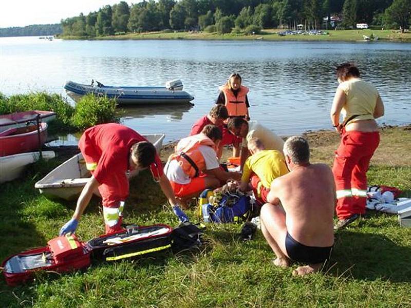 Ženu, která se topila v sečské přehradě, se záchranařům podařilo přivést zpět k životu.