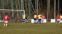 Fotbalisté MFK Chrudim (ve žlutém) zvítězili v 18. kole ČFL na hřišti Kunic 1:0. O jediný gól utkání se postaral Tomáš Vácha.