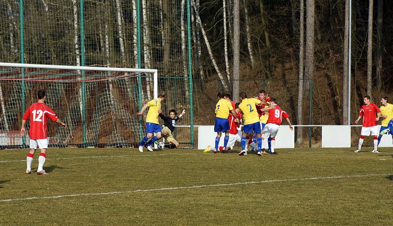 Fotbalisté MFK Chrudim (ve žlutém) zvítězili v 18. kole ČFL na hřišti Kunic 1:0. O jediný gól utkání se postaral Tomáš Vácha.