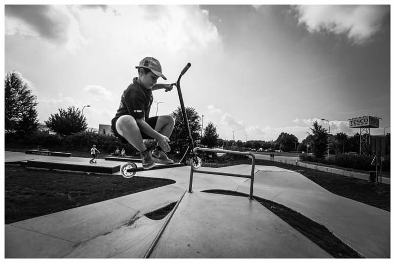 V novém chrudimském skateparku je stále živo. Černobílou hru stínů zachytil fotograf Jan Kočičák Kočí.