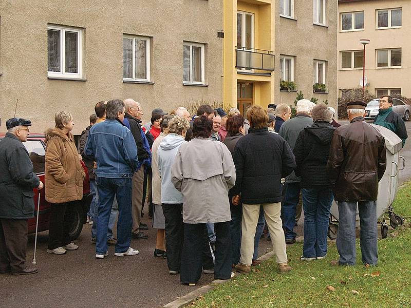 LIDÉ Z ROZHLEDNY přišli vyjádřit své odmítavé stanovisko v hojném počtu.  