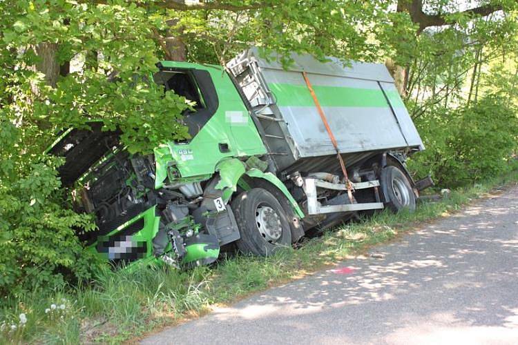 Čelní střet dvou nákladních vozů mezi Licibořicemi a Smrkovým Týncem se naštěstí obešel bez zranění.