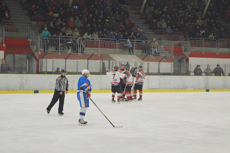 Chrudim - Světlá 3:5 (0:1, 3:0, 0:4). Na první finálovou bitvu o titul Přeborníka Pardubického kraje si našlo přes konkurenci extraligových Pardubic cestu takřka pět set diváků!