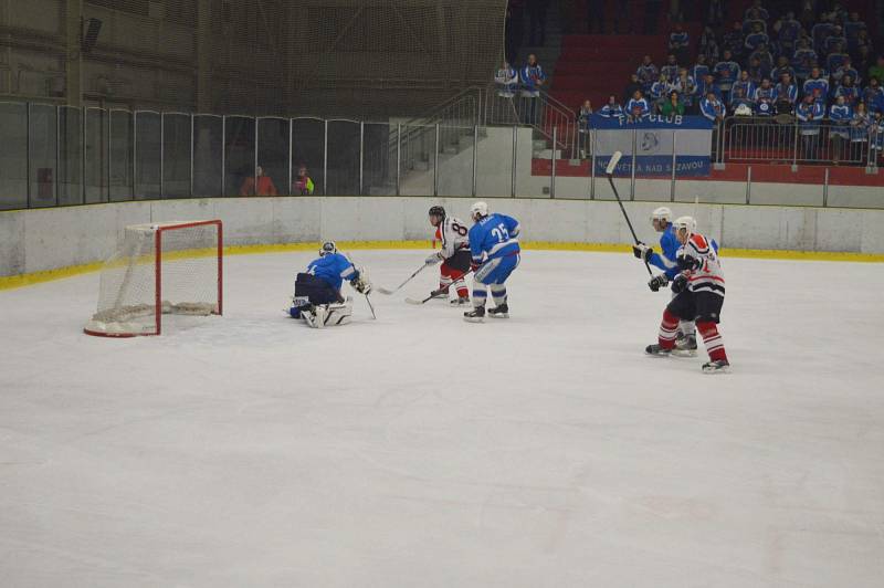 Chrudim - Světlá 3:5 (0:1, 3:0, 0:4). Na první finálovou bitvu o titul Přeborníka Pardubického kraje si našlo přes konkurenci extraligových Pardubic cestu takřka pět set diváků!