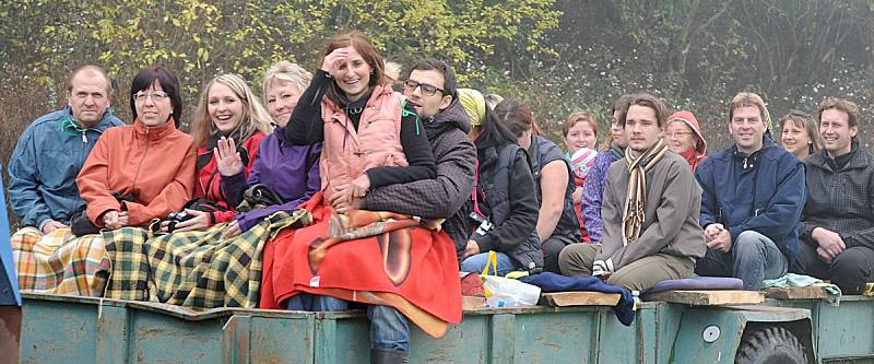 Milovníky koní neodradila v Kozojedech na Chrudimsku od účasti na Hubertově jízdě ani hustá mlha ležící na pastvinách.