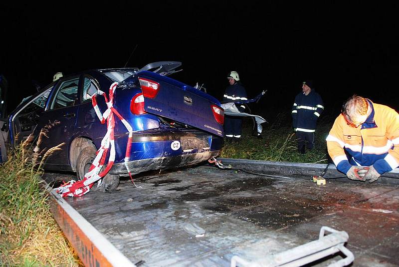 TRAGÉDIE. Srážku s vlakem nepřežil spolujezdec, řidič skončil v čáslavské nemocnici.