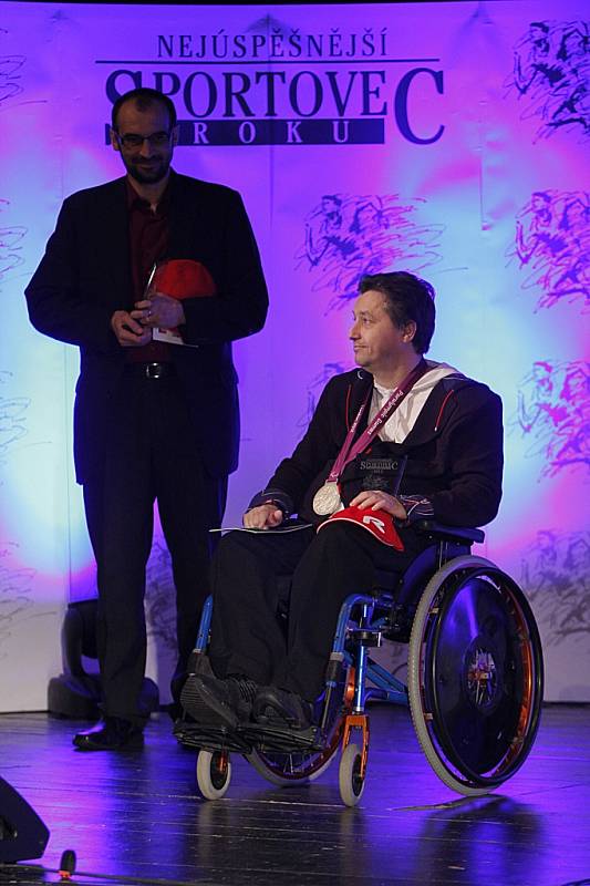 Bocista Leoš Lacina převzal ocenění v kategorii handicapovaní sportovci i za svého kolegu nepřítomného Radka Procházku.