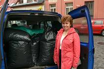 Učitelka Základní školy Ronov nad Doubravou Marie Kořínková přivezla dvanáct pytlů plastových víček.