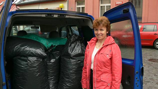 Učitelka Základní školy Ronov nad Doubravou Marie Kořínková přivezla dvanáct pytlů plastových víček.