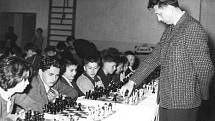 1965 Josef Nun z Hradce Králové hraje simultánku proti domácím.