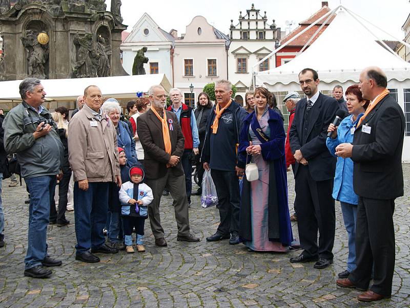 HOLANDSKÝ JARMARK na chrudimském náměstí v sobotu pokazilo deštivé počasí. Holandští přátelé z partnerského města Ede přivezli kromě tradičních sýrů také holandská jídla, pivo, ryby, sladkosti atd. Představili jejich kulturu či práci s dětmi. 