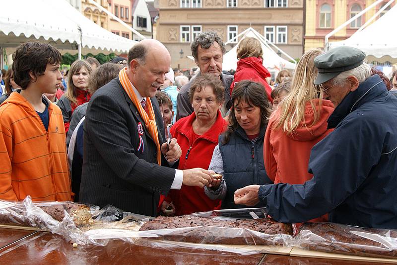 HOLANDSKÝ JARMARK na chrudimském náměstí v sobotu pokazilo deštivé počasí. Holandští přátelé z partnerského města Ede přivezli kromě tradičních sýrů také holandská jídla, pivo, ryby, sladkosti atd. Představili jejich kulturu či práci s dětmi. 