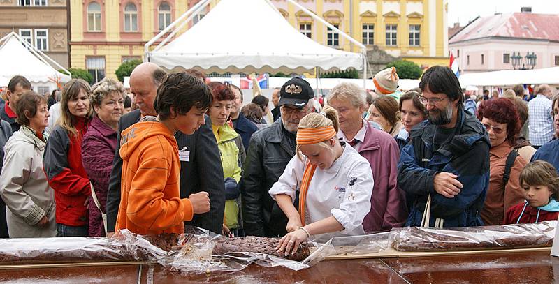 HOLANDSKÝ JARMARK na chrudimském náměstí v sobotu pokazilo deštivé počasí. Holandští přátelé z partnerského města Ede přivezli kromě tradičních sýrů také holandská jídla, pivo, ryby, sladkosti atd. Představili jejich kulturu či práci s dětmi. 