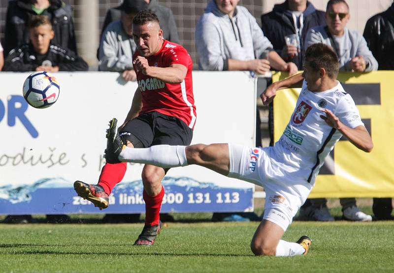 Duel Fortuna národní ligy mezi MFK Chrudim (v červenočerném) a FC Hradec Králové (v bílém) na sta