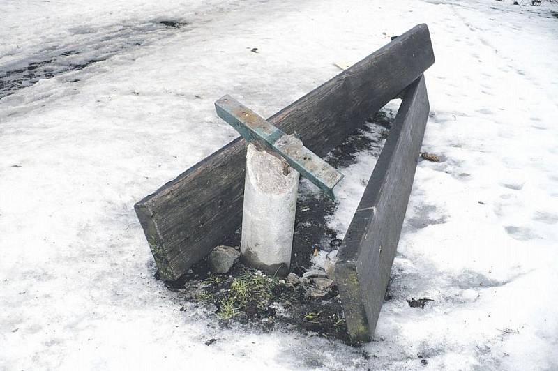 Při procházce chrudimským sídlištěm lze vidět rozbité lavičky i vypáčenou schránku důvěry.