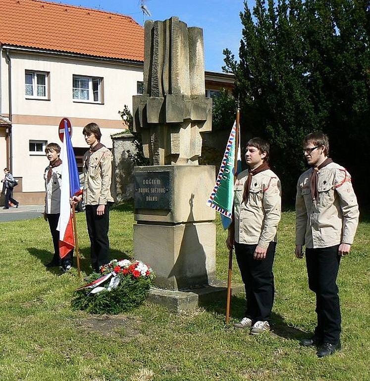 Oběti 2. Světové války uctil starosta města Josef Kozel a místostarosta Otakar Volejník při vzpomínkovém aktu v Heřmanově Městci a v Chotěnicích dne 8.května. 