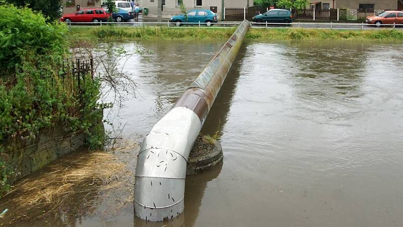 Rozvodněná řeka v Hrochově Týnci 25. června po desáté dopoledne.