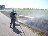 Chrudimští profesionální hasiči zasahovali u požáru suché trávy podél silnice u obce Trojovice