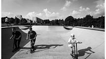 V novém chrudimském skateparku je stále živo. Černobílou hru stínů zachytil fotograf Jan Kočičák Kočí.