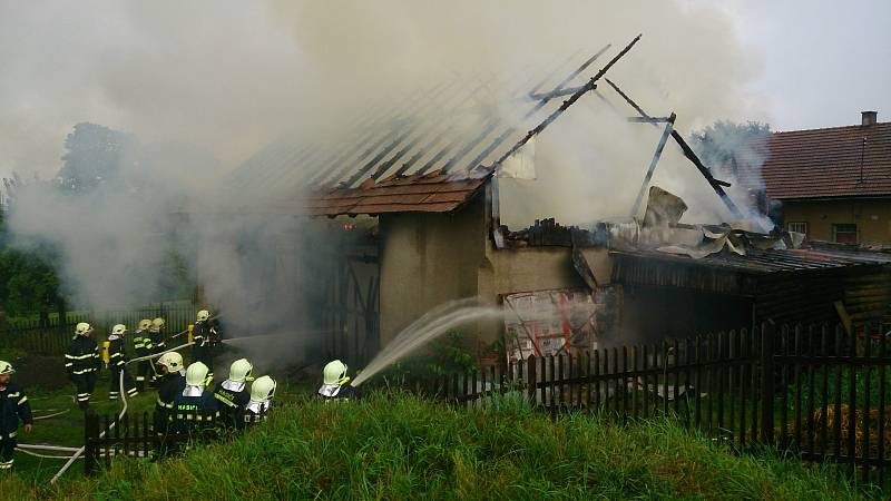 Stodolu ve Vojtěchově zapálil blesk, na místě zasahovalo šest hasičských jednotek.