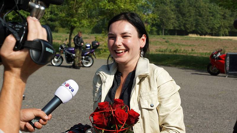 Jiří Pazdera požádal svou přítelkyni Karolínu Batkovou o ruku během motorkářské vyjížďky.