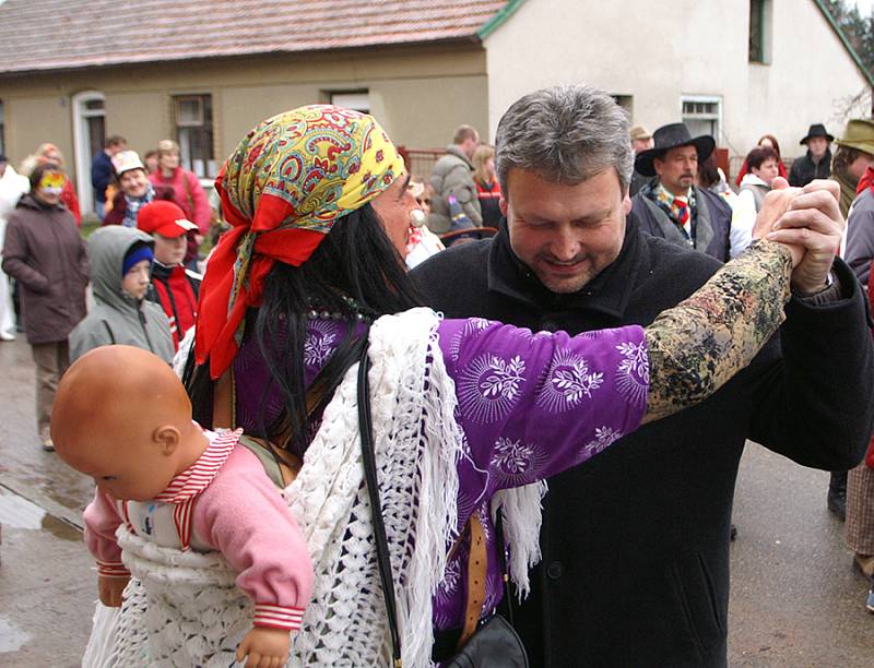 Masopustní veselí  s zažily v sobotu i Rosice u Chrasti. Průvod masek vyrazil na obchůzku od zdejší školy.