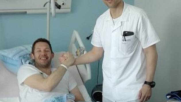 Ján Lašák z úrazovým chirurgem Pavlem Holekou po loňské operaci kolene v Chrudimské nemocnici.