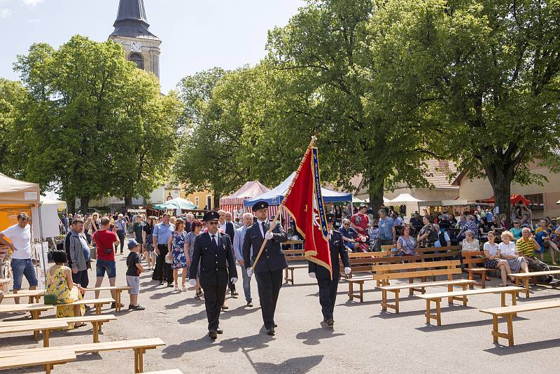 Nová vlajka Trhové Kamenice s dvouocasým lvem se dočkala požehnání.