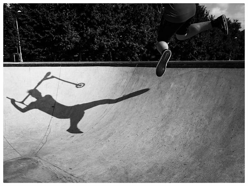 V novém chrudimském skateparku je stále živo. Černobílou hru stínů zachytil fotograf Jan Kočičák Kočí.