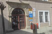 Centrální pošta v Chrudimi. Přímo v Chrudimi se nacházejí tři pobočky České pošty. Čtvrtá se nachází v místní části Medlešice.