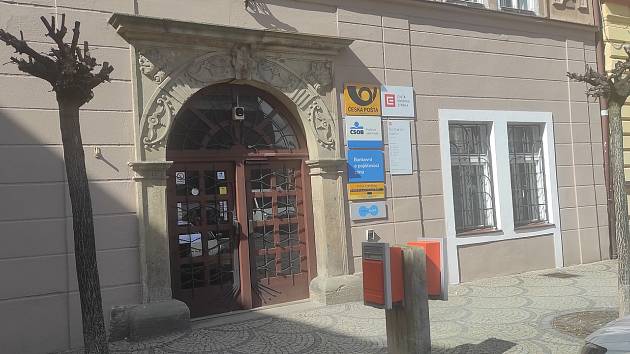 Centrální pošta v Chrudimi. Přímo v Chrudimi se nacházejí tři pobočky České pošty. Čtvrtá se nachází v místní části Medlešice.