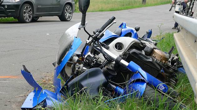 Motorkář byl zraněn při střetu s osobním automobilem poblíž odbočky na Kunčí mezi obcemi Slatiňany a Nasavrky.