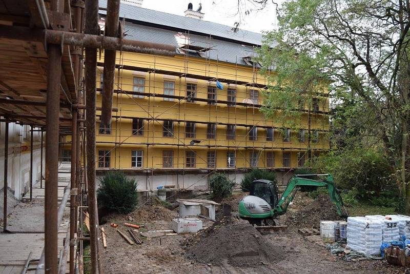 Fasáda č. 3 již dostala novou barvu, ještě tu chybí balkon. 