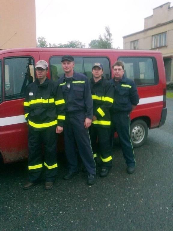 Dobrovolní hasiči z Krouny a Rychnova vyrazili na pomoc do povodněmi postiženého Středočeského kraje.