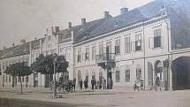 Hotel Panýrek na současném Masarykově náměstí fungoval v letech 1929 až 1950.Pamětníci si tu ale spíše vybaví Závodní klub ROH EVA - punčochárny nebo okresní vojenskou správu. Dnes zde můžeme navštívit např. kavárnu nebo optiku.