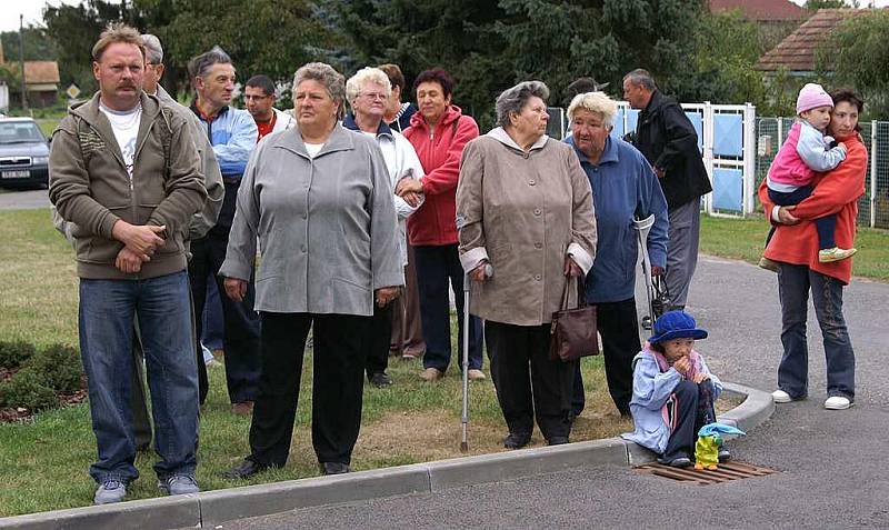 Slavnostní otevření nově zrekonstruovaných multifinkčních domů v Bořicích mělo veselou atmosféru.