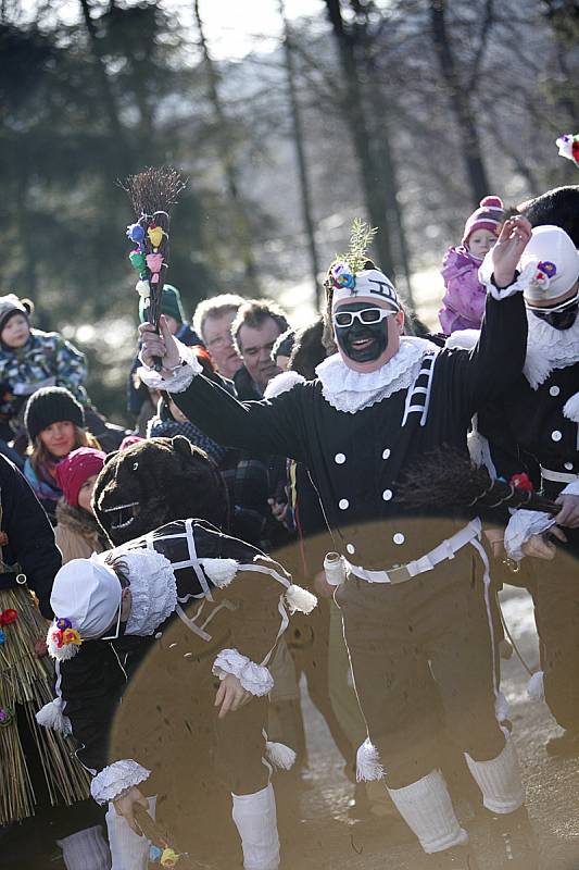 Ve skanzenu na Veselém Kopci předvedli tradiční masopustní obchůzku maškary ze Studnic u Hlinska.