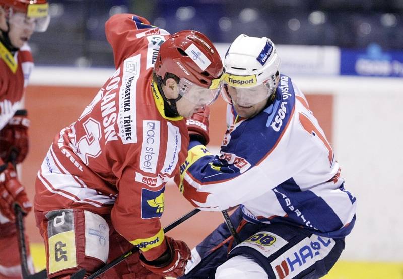 Hokejisté Pardubic porazili třinecké Oceláře 2:1 v prodloužení.