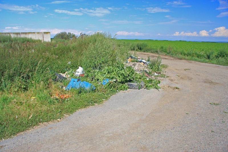  Příjezd k letišti u Nabočan hyzdí hromady odpadků.