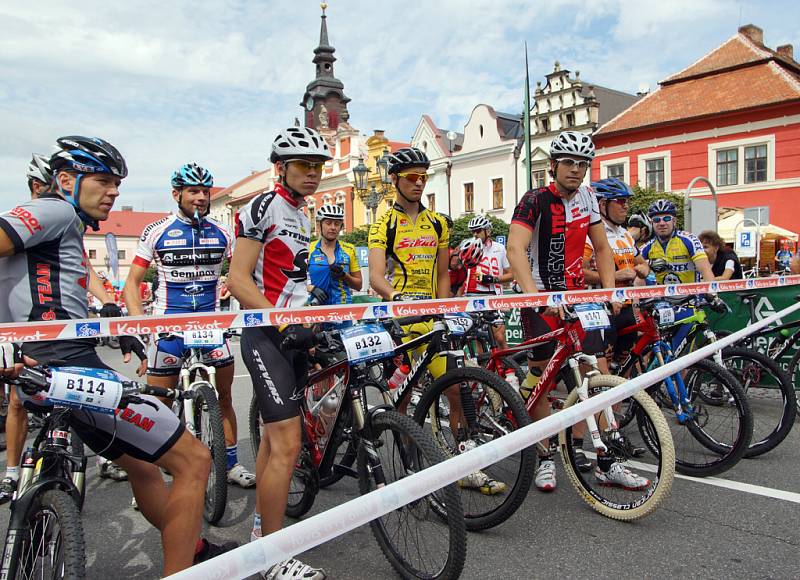 Účastníci 16. ročníku cyklomaratonu Manitou Železné hory České spořitelny na startu na Resselově náměstí.