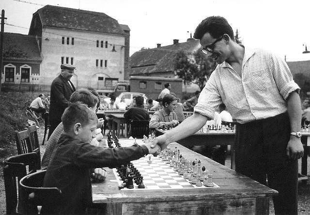 1964 Jan Smejkal zahajuje simultánní partii proti domácímu Novotnému.