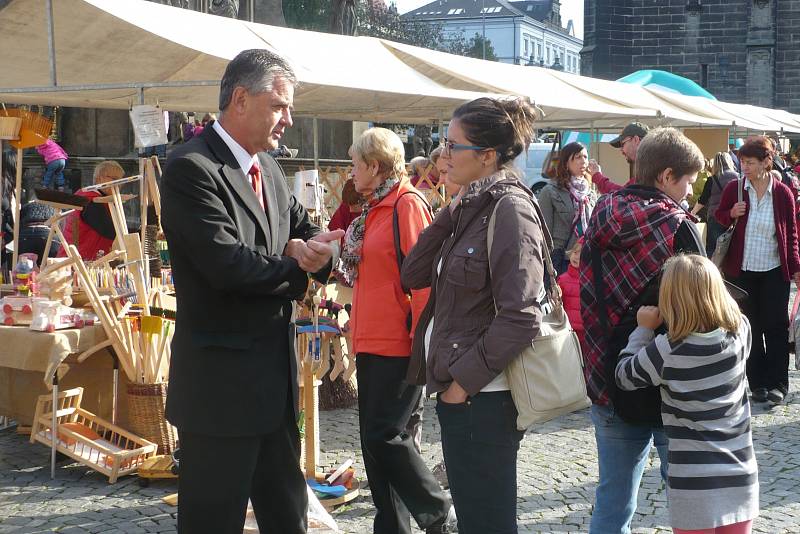 Včelařský jarmark na Resselově náměstí v Chrudimi.